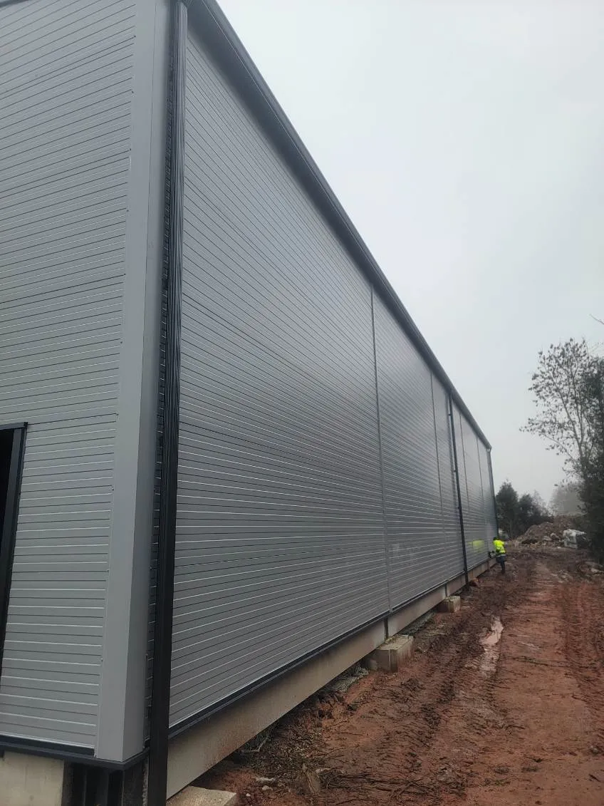 Bardage gris — vue latérale