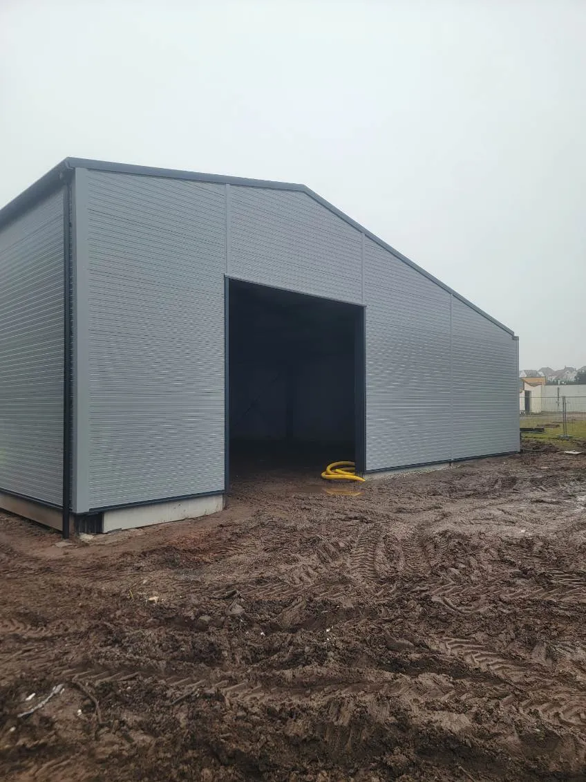 Bâtiment bardage gris — vue de face