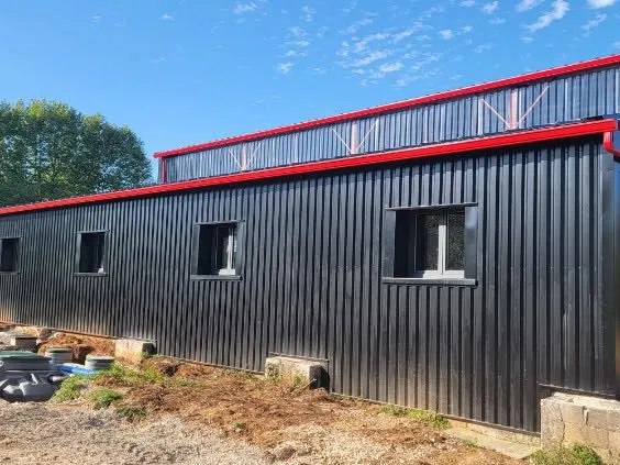 Bâtiment bardage noir et rouge