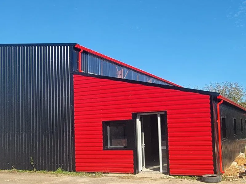 Bardage rouge et noir : bâtiment professionnel