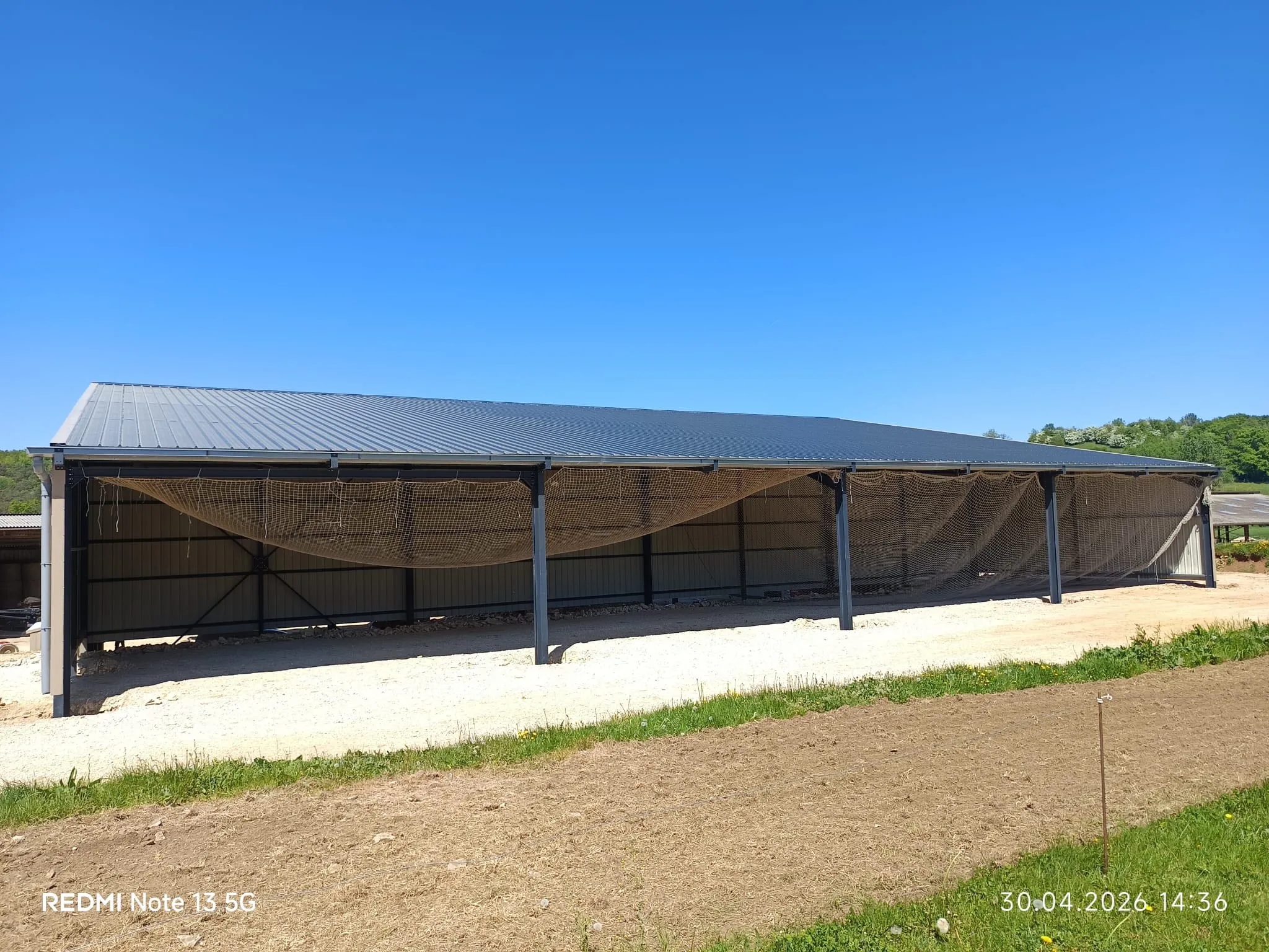 Hangar agricole : bardage anthracite avec auvent