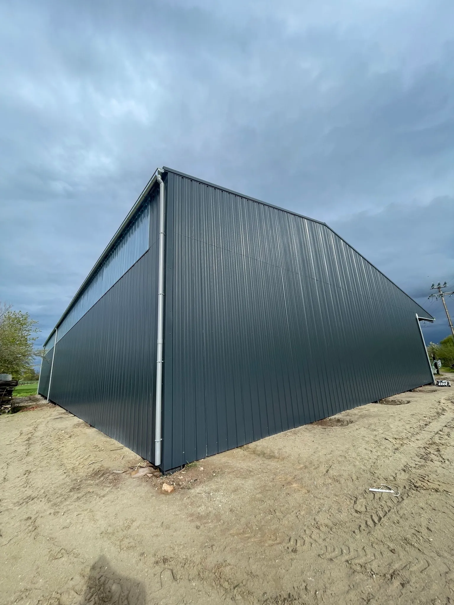 Bardage métallique anthracite : bâtiment industriel