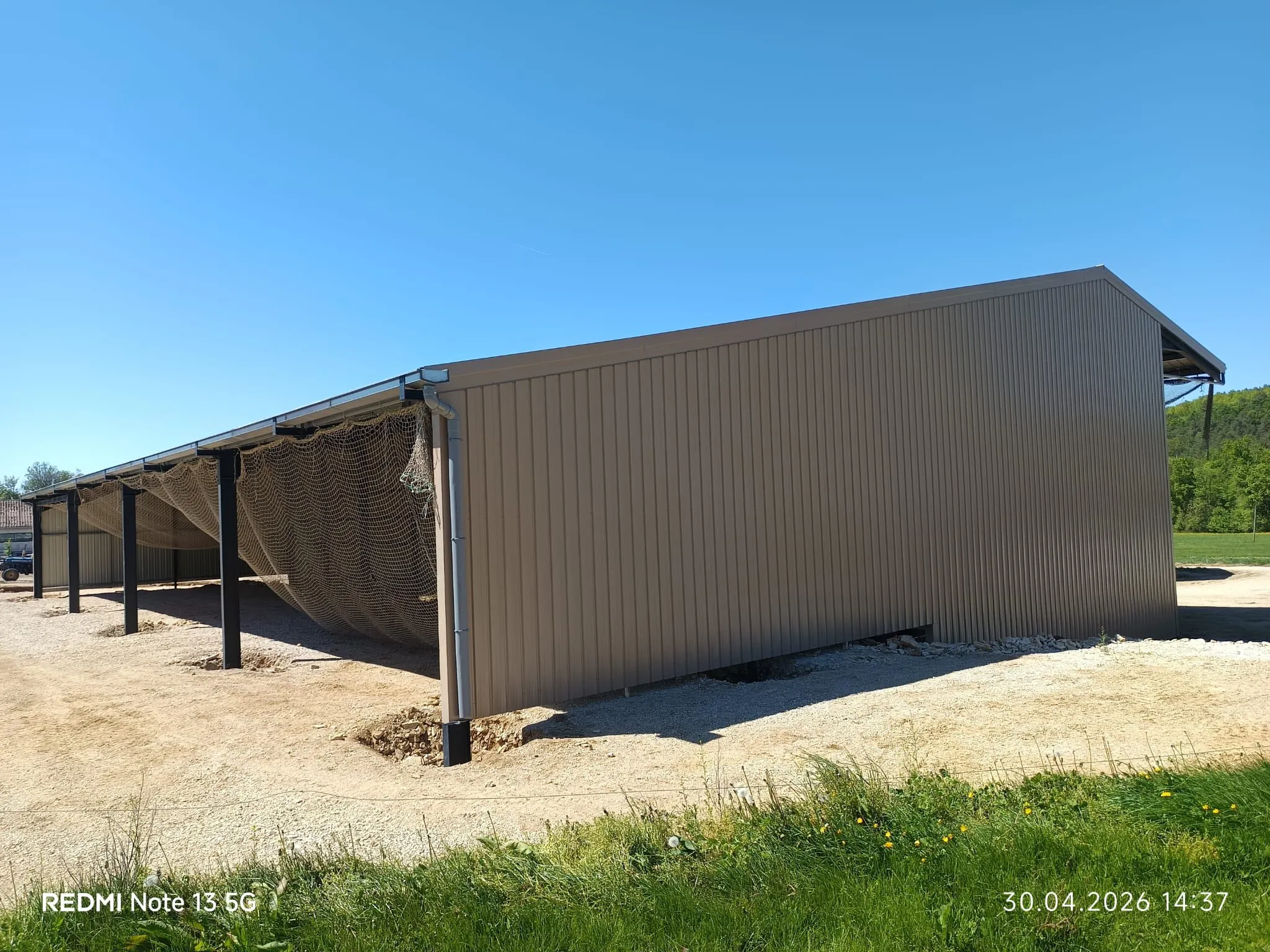 Hangar agricole : bardage clair vue 3/4