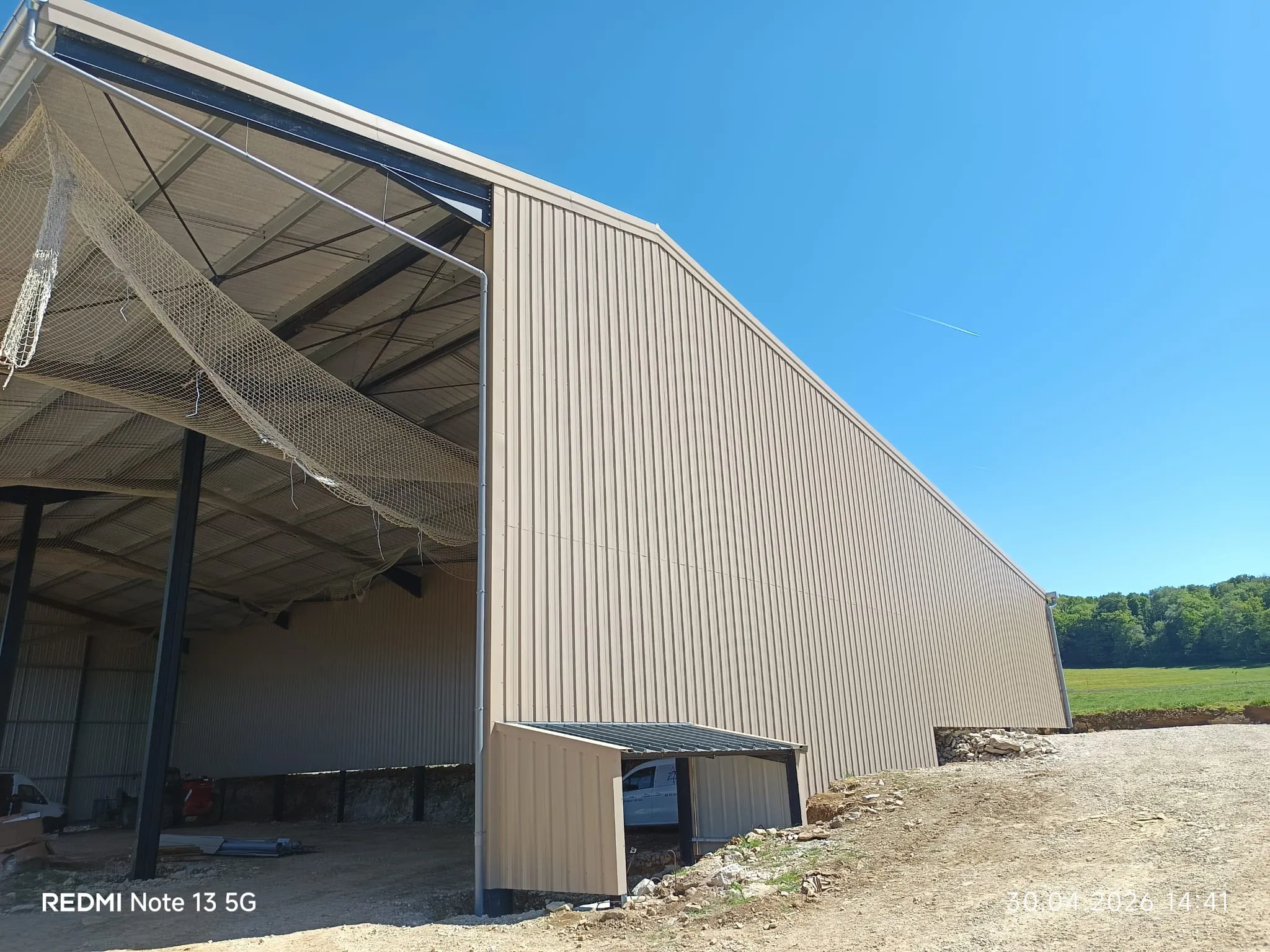 Hangar agricole : bardage clair et auvent ouvert
