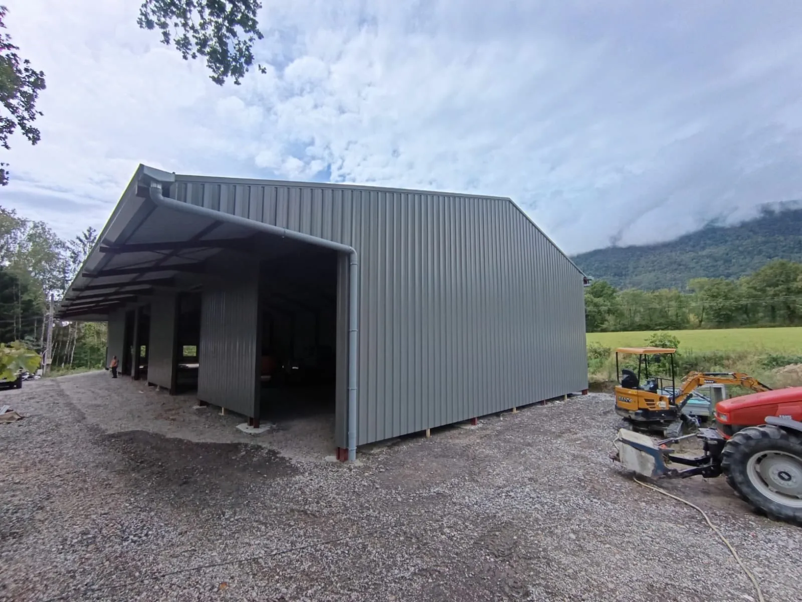 Hangar gris : chantier en cours