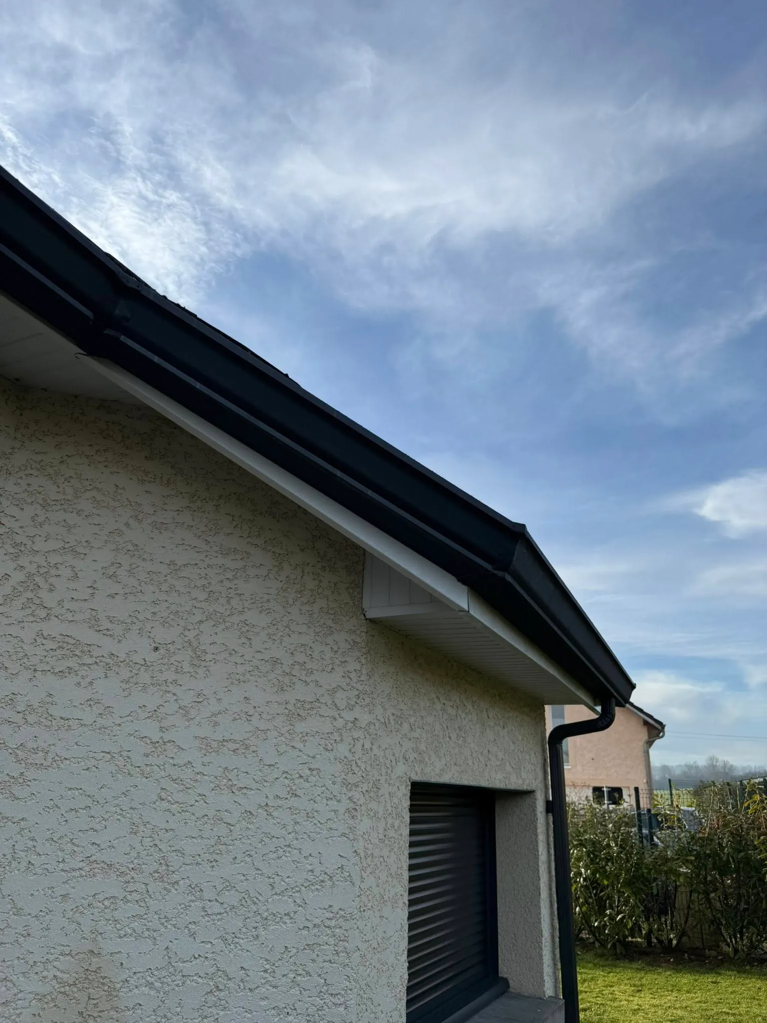 Zinguerie : gouttière aluminium sur mesure